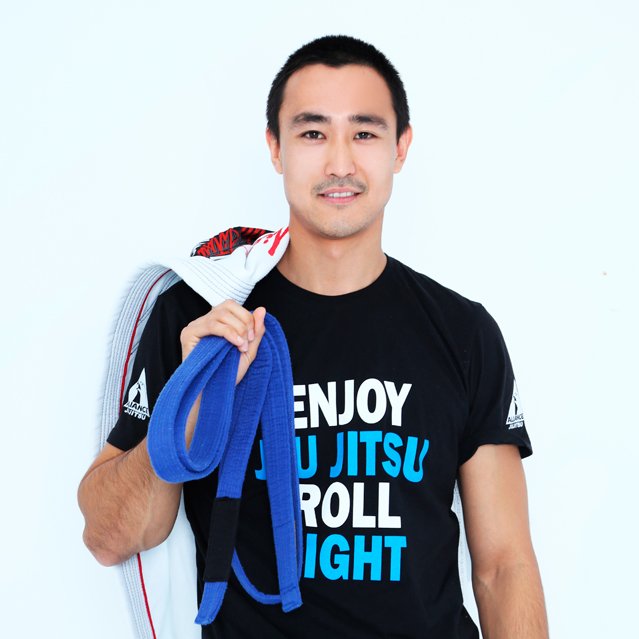 Самат Айтенов ученик школы бразильского джиу-джитсу Roller