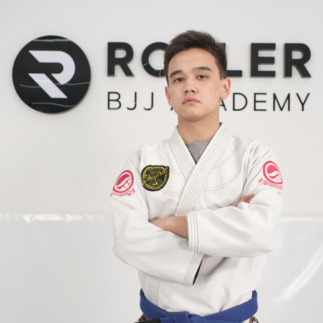 Искандер Калыбеков ученик школы бразильского джиу-джитсу Roller
