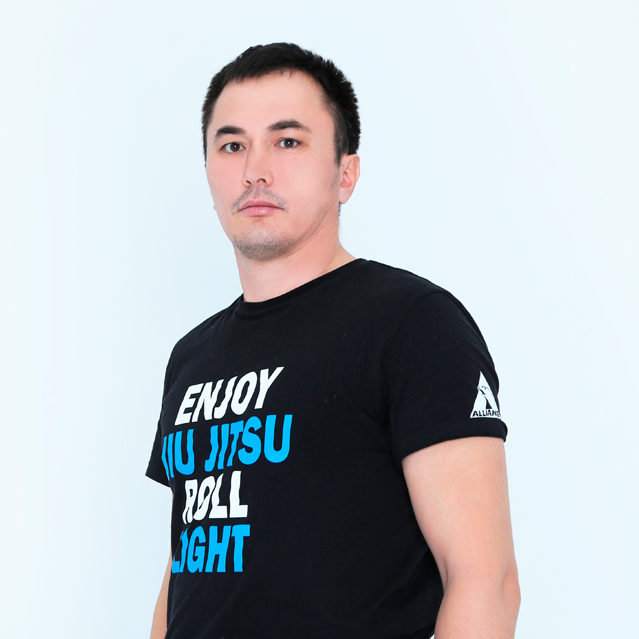 Рустам Каирбеков ученик школы бразильского джиу-джитсу Roller