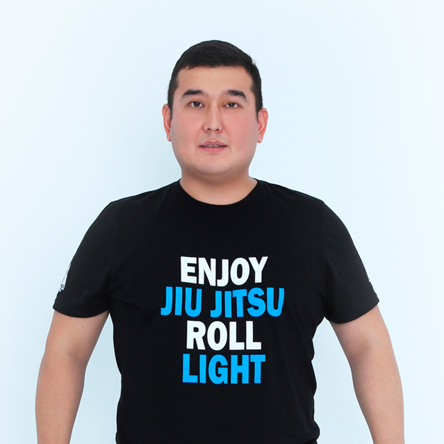 Искандер Калыбеков ученик школы бразильского джиу-джитсу Roller