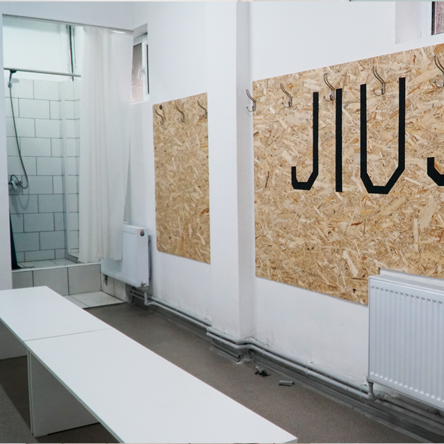 Раздевалка школы бразильского джису-джитсу Roller