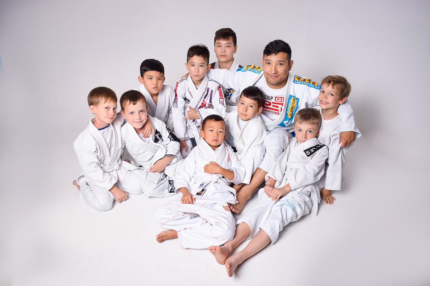 Дамир Кариев и ученики школы бразильского джиу-джитсу Roller